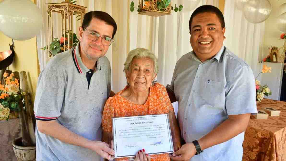 Emoção e reconhecimento: Vereadores homenageiam Tia Tunica pelos 94 anos com moção de aplausos